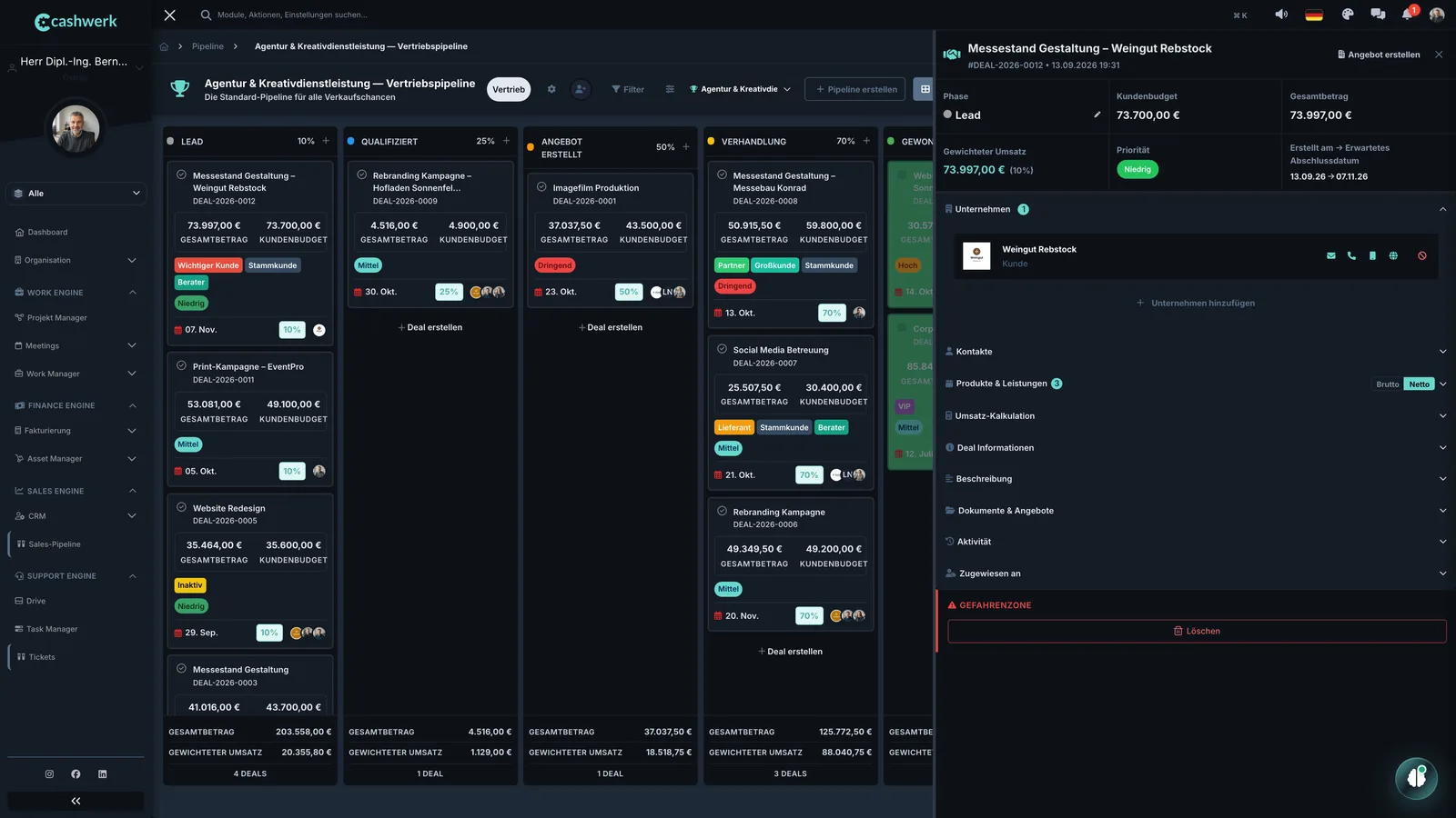 Verkaufschance im Detail mit Phase, Wert, gewichtetem Wert und Priorität, daneben ihre Karte auf dem Board