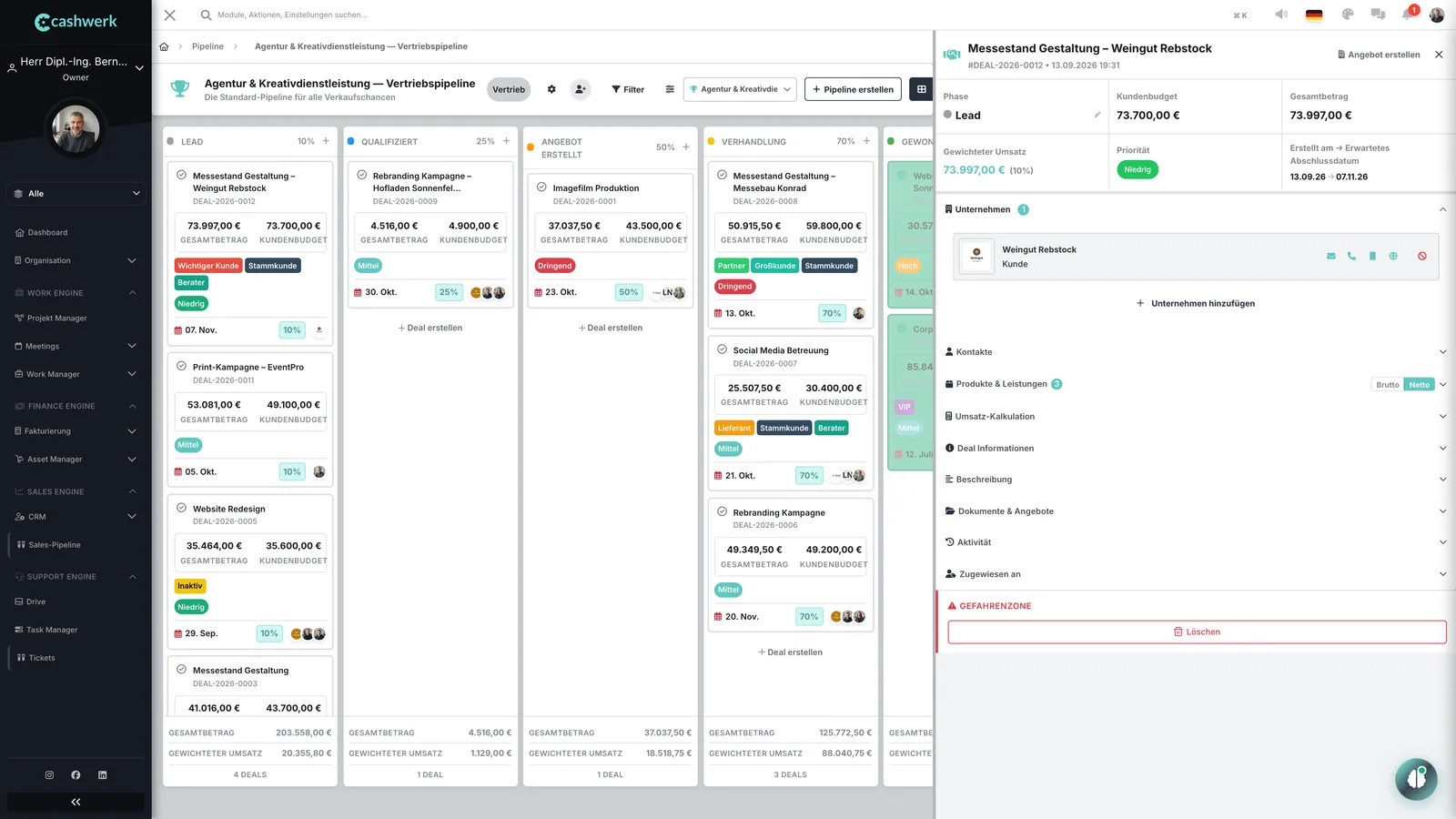 Verkaufschance im Detail mit Phase, Wert, gewichtetem Wert und Priorität, daneben ihre Karte auf dem Board